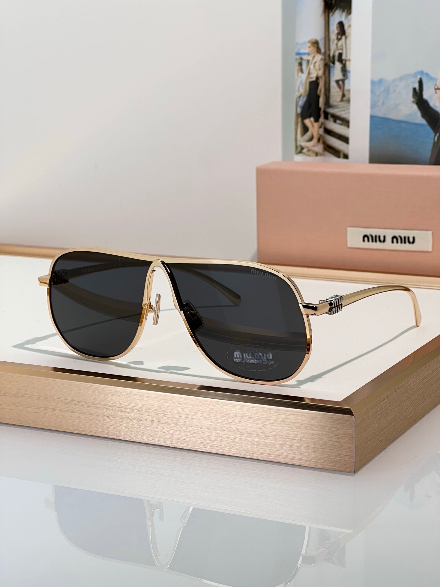 Lentes aviador metálicos dorados con mica oscura