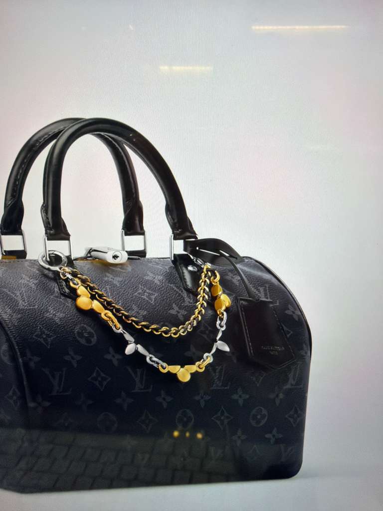 Cartera Boston Premium Negra con Detalles en Cadena 30
