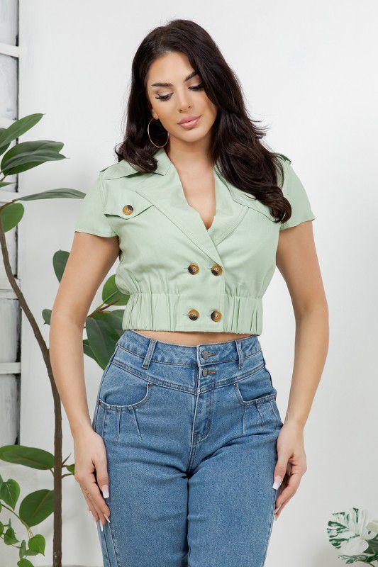 Top crop elegante con botones decorativos