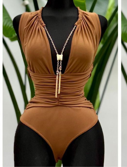 Body elegante drapeado con accesorio decorativo