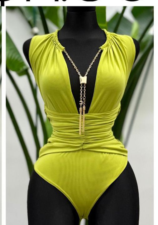 Body elegante drapeado con accesorio decorativo